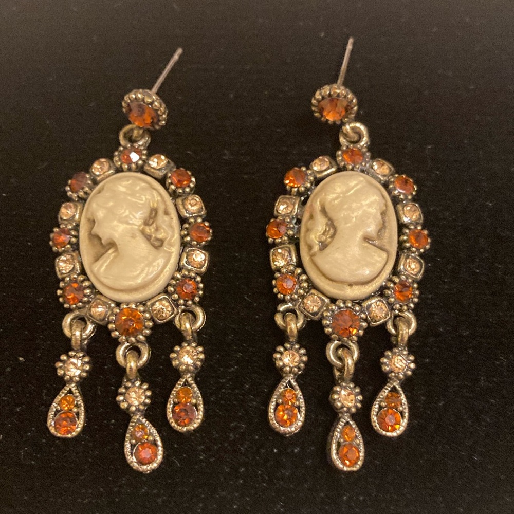 Victorian style silver tone cameo dangle earrings w/amber colored rhinestones